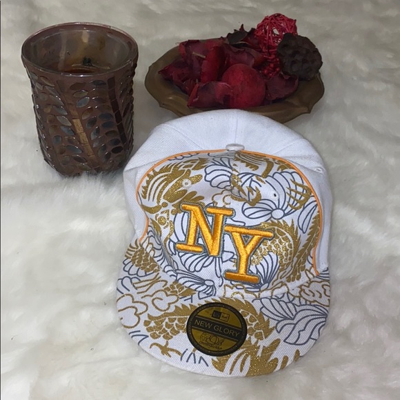 White & gold hat - Picture 1 of 5